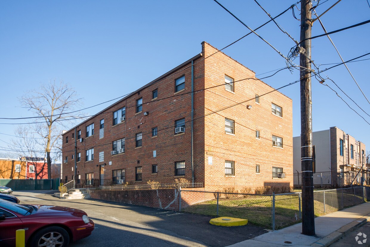 Foto principal - 1835 Central Pl NE