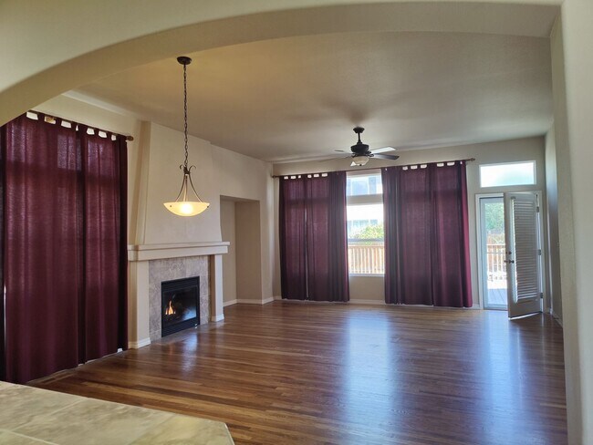 Foto del edificio - TWO STORY WITH FINISHED BASEMENT