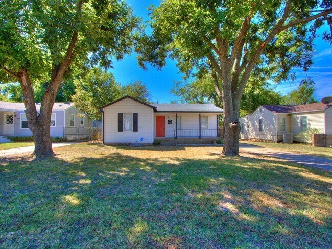 Foto del edificio - Charming 2 bed 1 bath home with many updates!