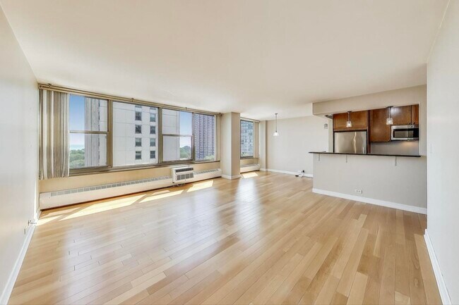 Foto del edificio - 360 W Wellington Ave