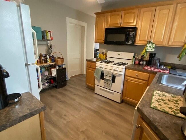 Building Photo - 21 Century St