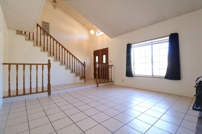 Foto del edificio - Spacious 4-Bedroom Two-Story Home – Comfor...