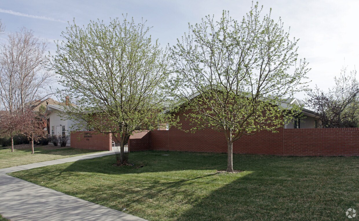 Primary Photo - Camelot Apartments