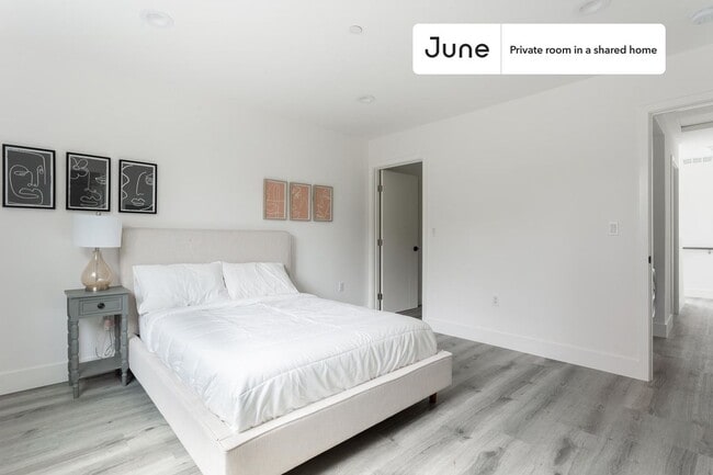 Building Photo - Private bedroom in 4 bed/3 bath Home