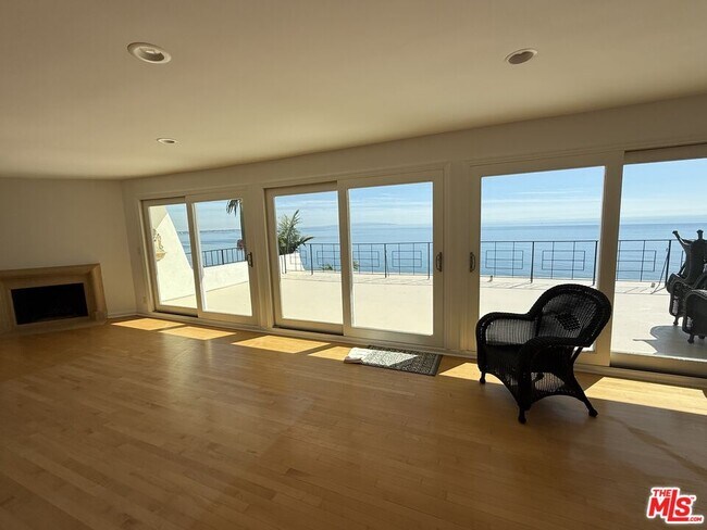 Foto del edificio - 18139 Coastline Dr