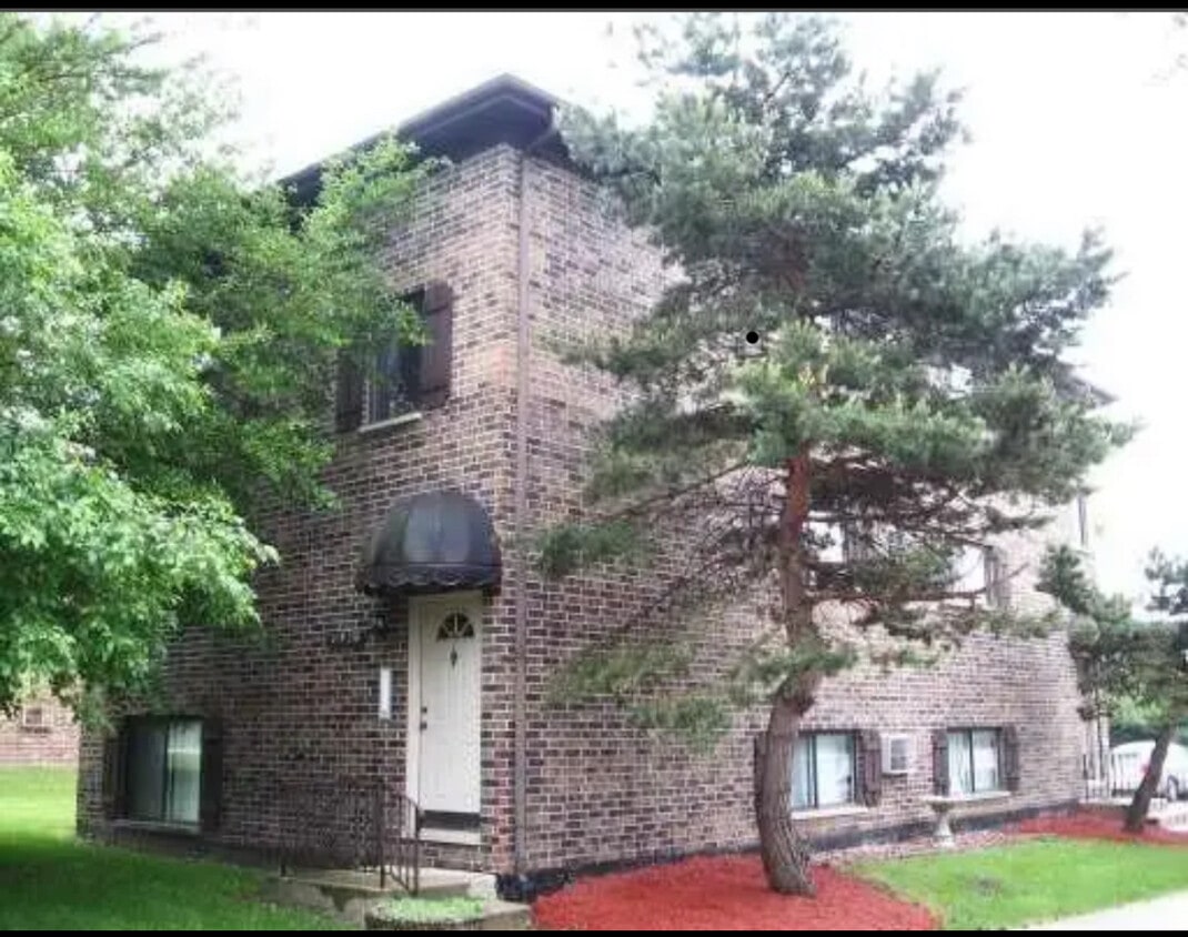 Primary Photo - 21W276 Tee Ln