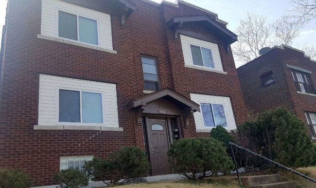 Building Photo - 4242 Dewey Ave