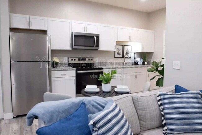 Building Photo - 411 W McPherson Ave