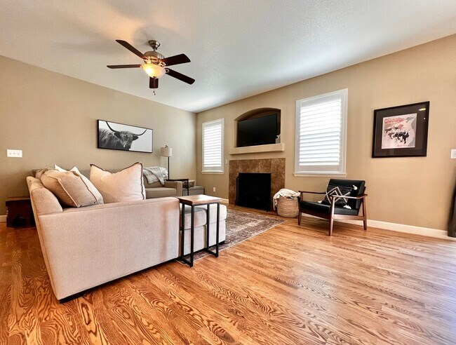 Building Photo - Beautiful 3 Bed 3.5 Bath House in Windsor!