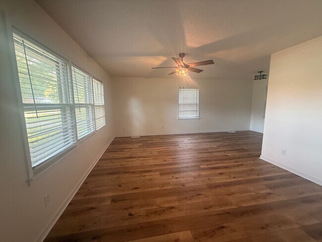 Foto del edificio - 3 bed 2 bath in the heart of the city