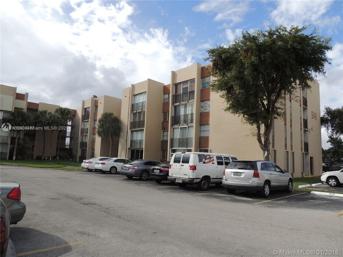 Foto principal - 9411 SW 4th St