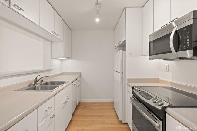 Building Photo - 300 3rd St