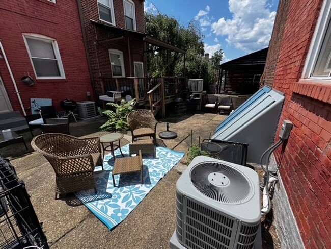 Building Photo - Rare 3 Bedroom Find in the Heart of Lawren...