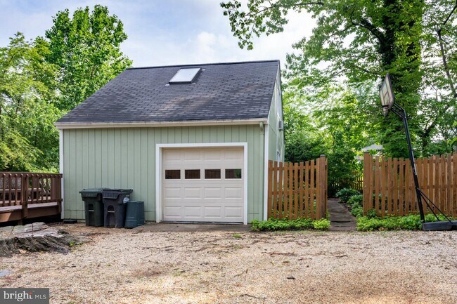 Building Photo - 2031 Hillside Dr