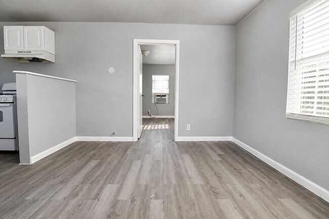 Building Photo - 122 W Avenue A
