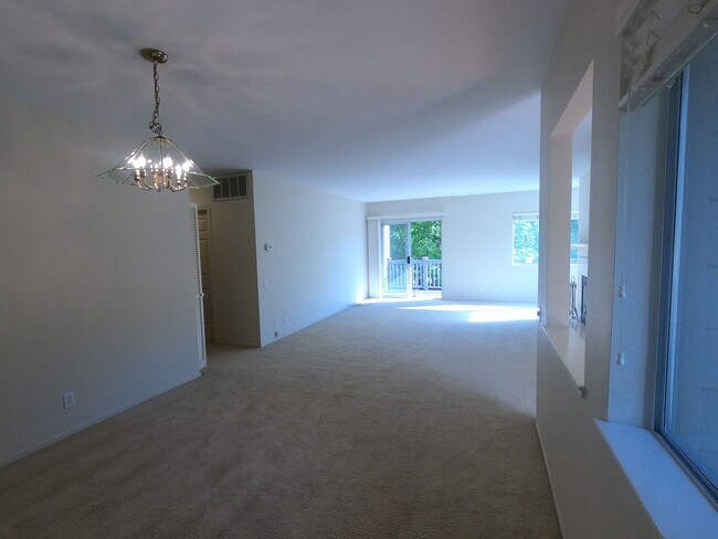 Building Photo - GREAT TWO BEDROOM TWO BATH ONE-LEVEL END U...