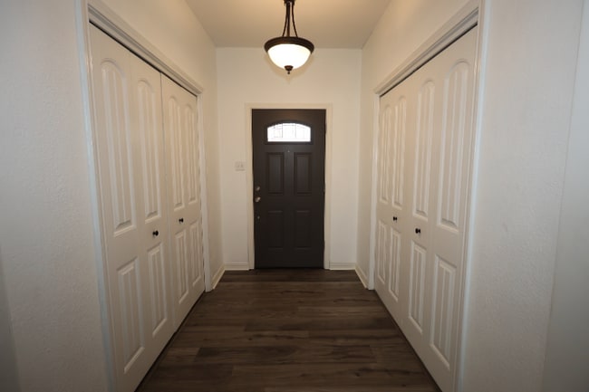 Building Photo - 412 Live Oak Dr