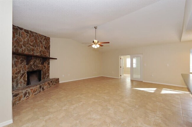 Building Photo - 10840 Peppertree Ln