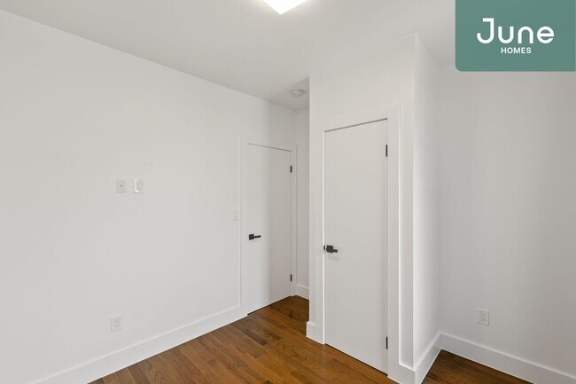 Building Photo - Queen room in 4-bed/2.0-bath Home