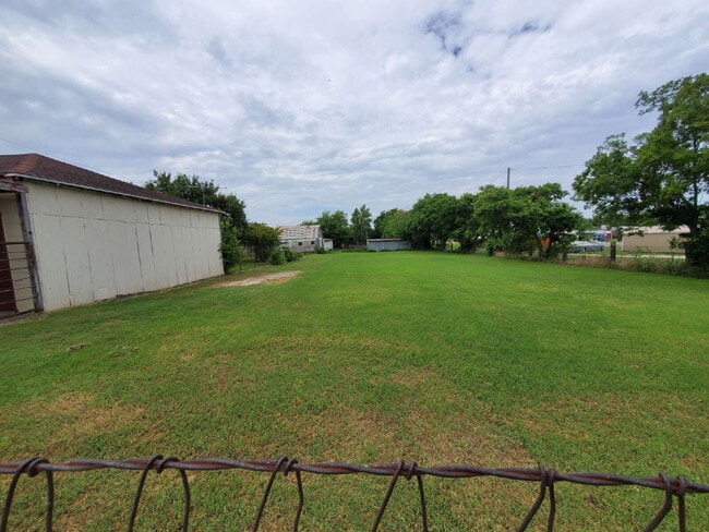 Building Photo - "Charming Cresson Retreat: Cozy 2-Bed Home...