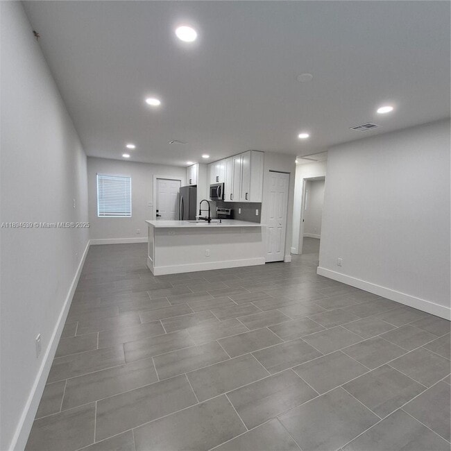 Foto del edificio - 823 NW 30th Ct