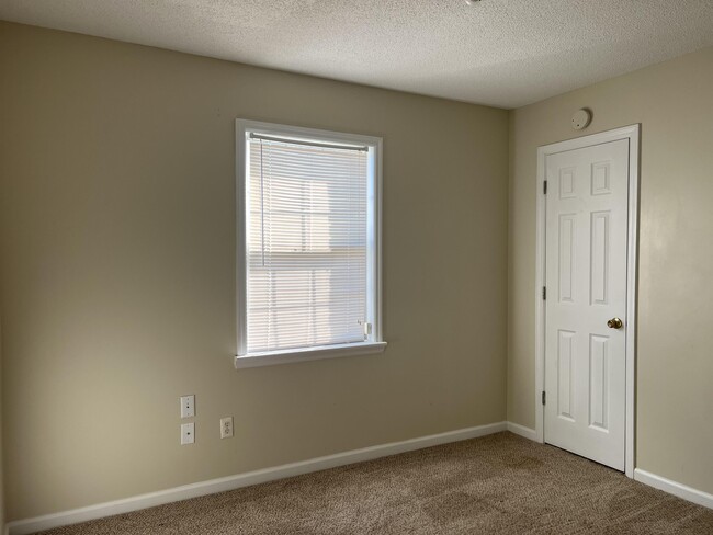 Foto del edificio - 145 Caleb White Blvd