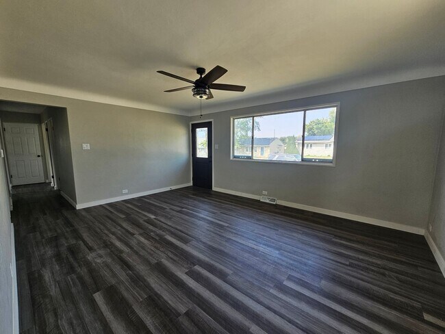 Building Photo - NE 3 bedroom 1 bath with garage near shopp...