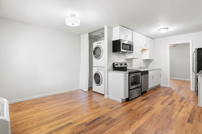 Living Room, Laundry,Kitchen - 1009 N Buchanan Blvd