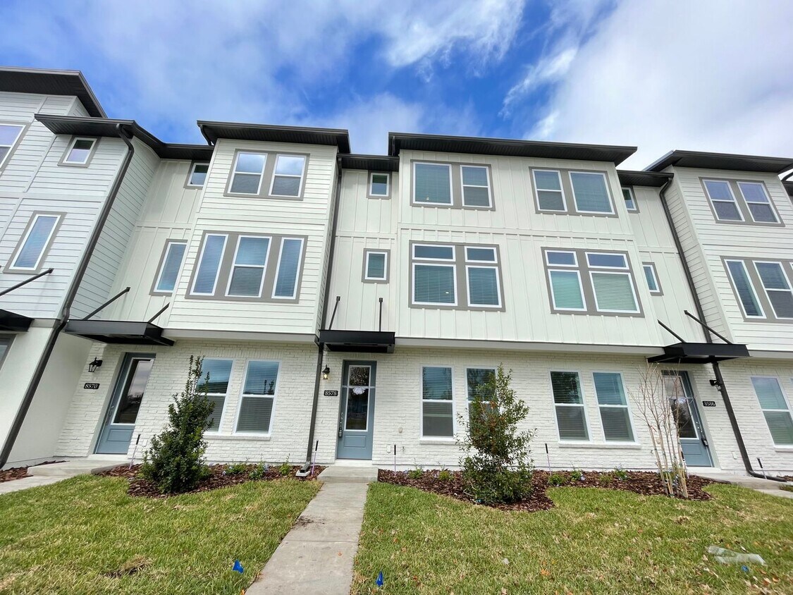3 Bedroom, 3.5 Bath Townhome with Water Vi... - 3 Bedroom, 3.5 Bath Townhome with Water Vi...