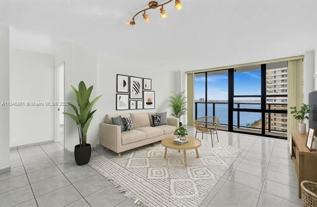 Foto del edificio - 600 NE 36th St