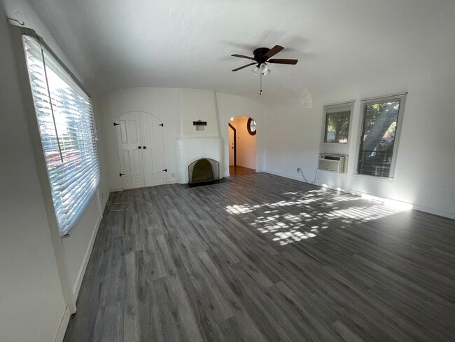 Building Photo - 3133 Hollycrest Dr