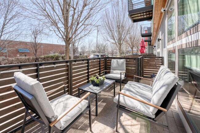 Building Photo - 330 W 5th St