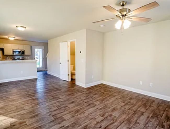 Foto del edificio - HALF OFF FIRST MONTH RENT ! ! !