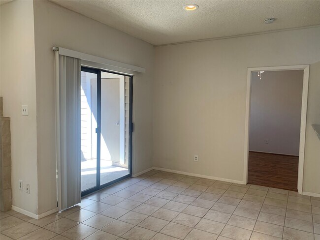 Foto del edificio - 2710 Grants Lake Blvd