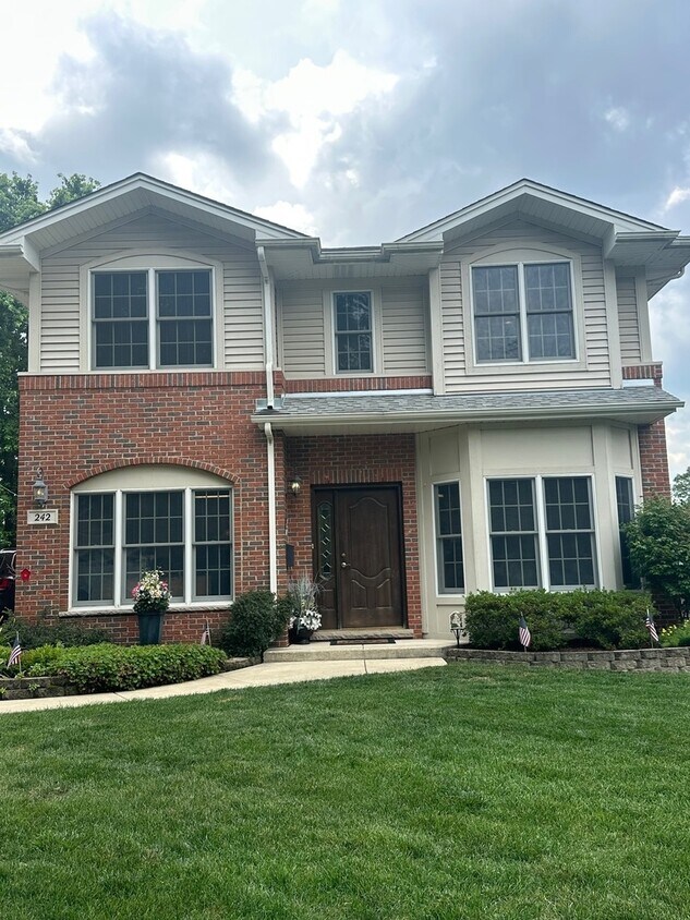 Foto principal - 242 Holmes Ave