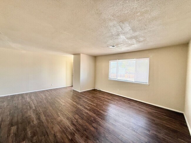 Foto del edificio - 2-8 Alan Shepard Rd.