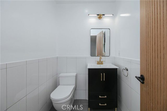 Building Photo - 8143 Hazeltine Ave