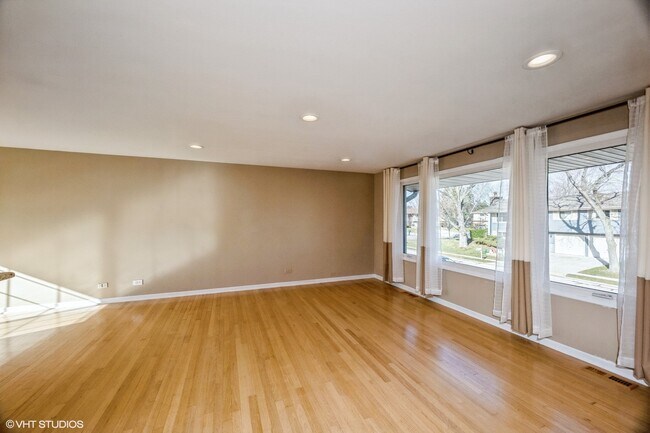 Foto del edificio - 829 Pinehurst Ln