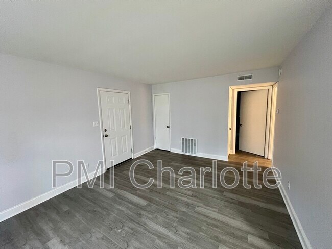 Foto del edificio - 831 McAlway Rd