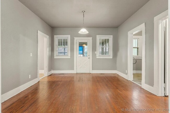 Building Photo - 1206 S Rockford Ave