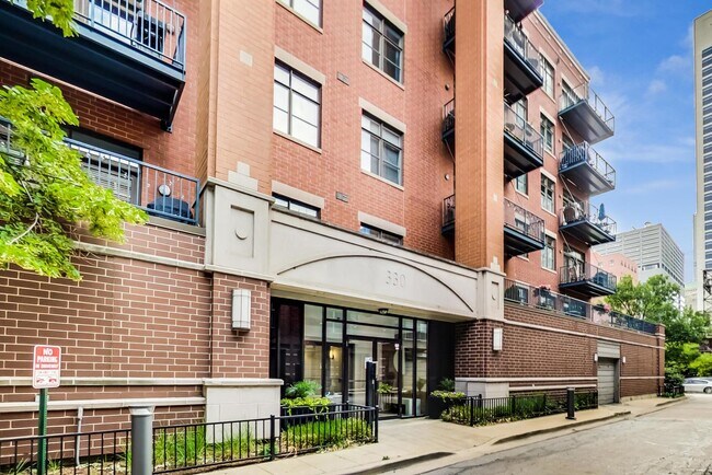 Foto del edificio - 330 N Clinton St