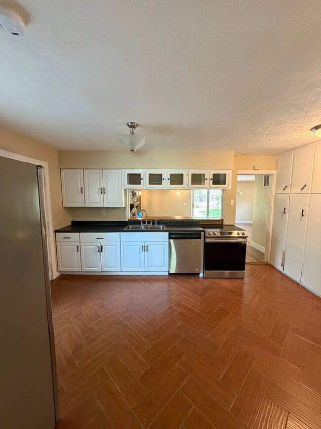 Foto del edificio - Secluded & Charming 3BR/1BA in Lansing — Section 8 Approved