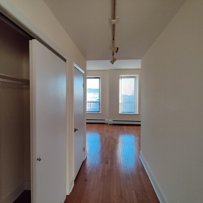 Building Photo - 958 W Wrightwood Ave