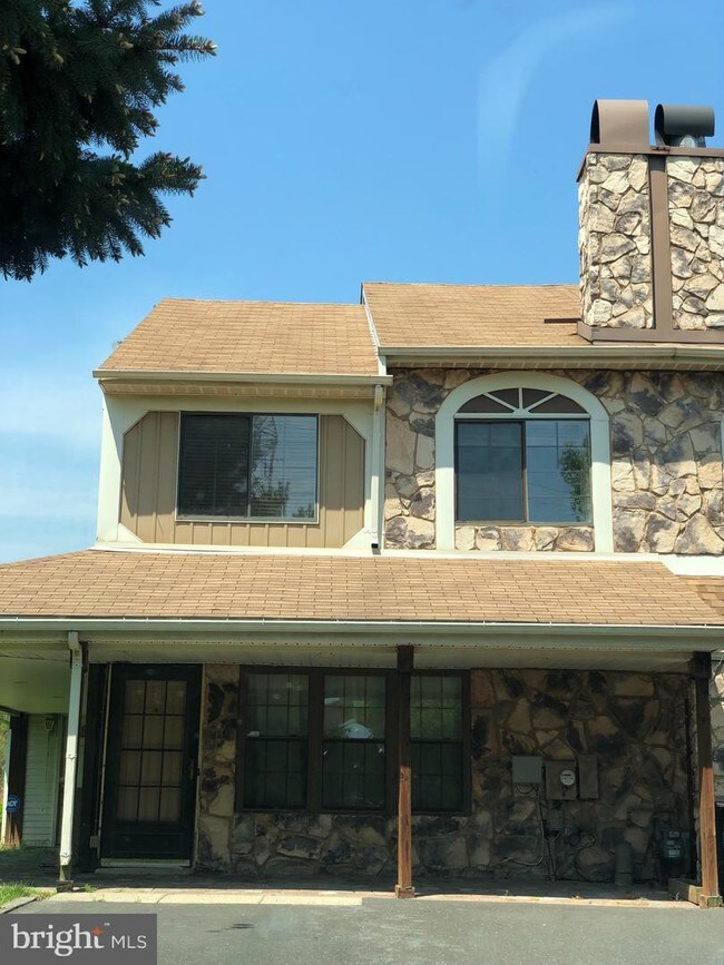 Building Photo - 10160 Dedaker Dr