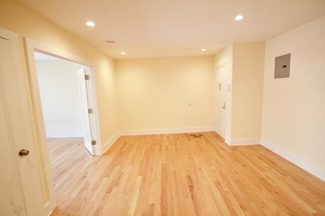 Building Photo - 1545 White Plains Rd