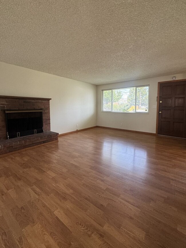 Building Photo - (KIE 1) 2-Bed, 1-Bath Duplex