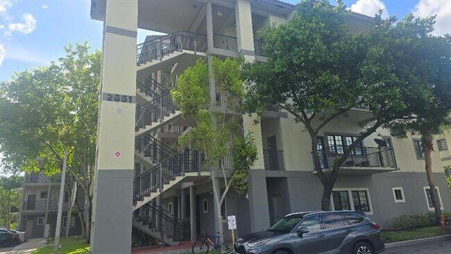 Building Photo - 2851 Riverside Dr