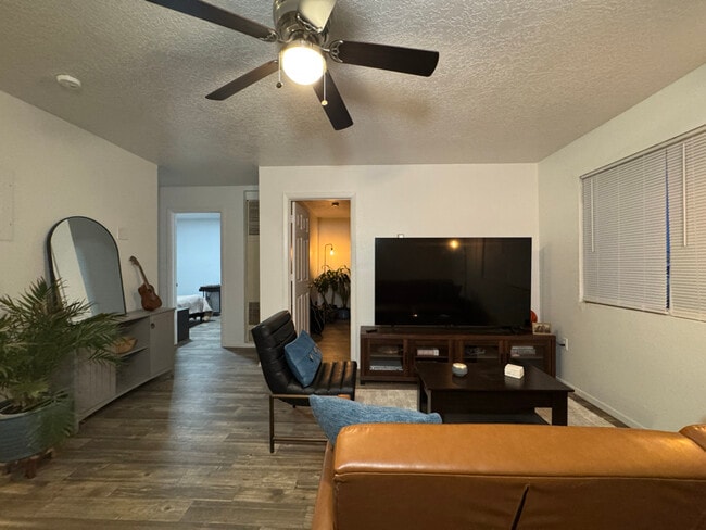 Building Photo - 652 Vancouver Rd SE