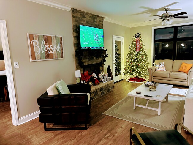 Cozy living room w/fireplace - 3001 River Towne Way