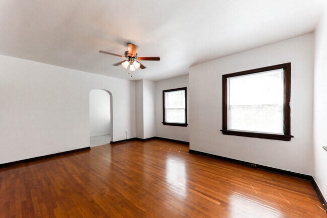Foto del edificio - 335 E Broadway